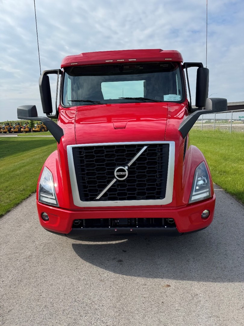 2020 VOLVO VNR300 - USED TRUCKS DAY CAB - image 2